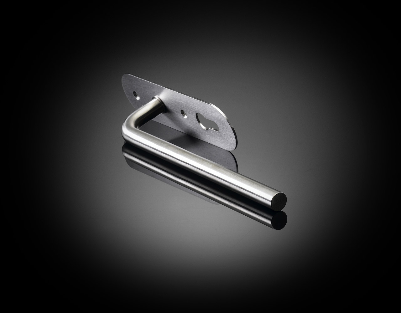 ANP01 lift and pull handle bu Andrew Berman in stainless steel on backplate by izé
